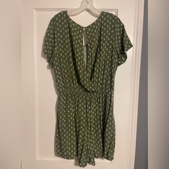 Old Navy Green Patterned Romper Women’s Size Large - Picture 2 of 3